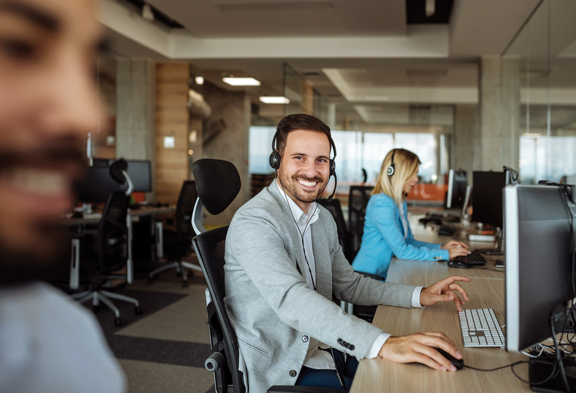 Ein Mann und eine Frau sitzen im Call Center